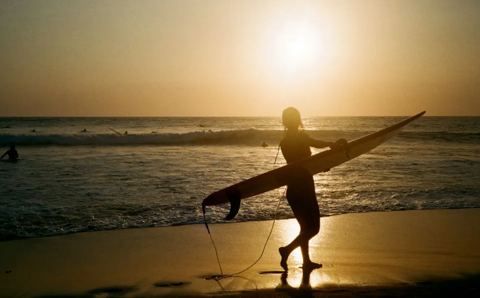 Pantai Mertasari Sanur: Surganya Para Peselancar Pemula