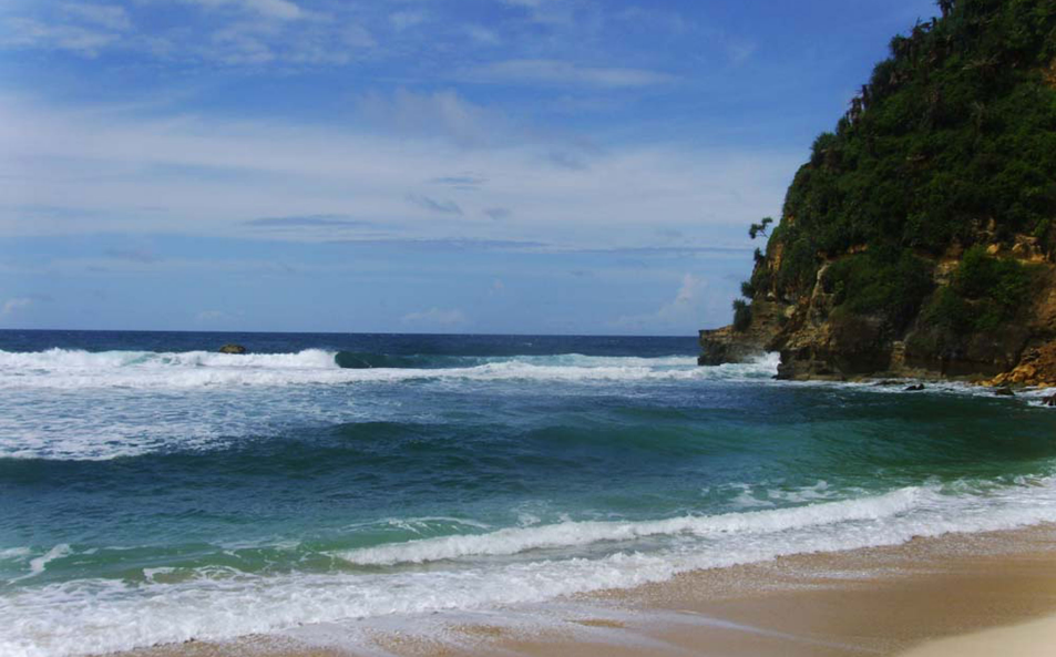 Batu Karang Unik Pantai Nampu: Sensasi Berbeda di Wonogiri