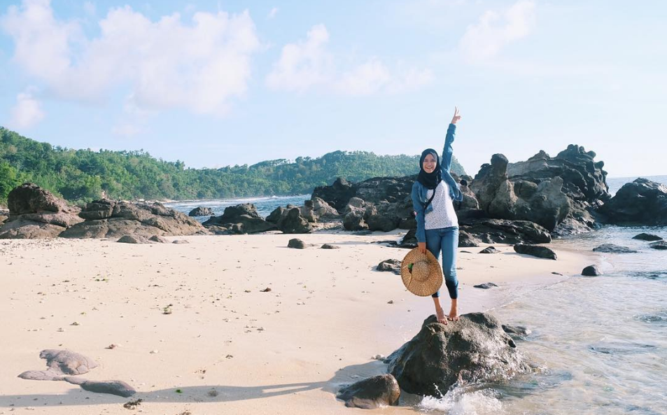 Batu Karang Unik Pantai Nampu: Sensasi Berbeda di Wonogiri