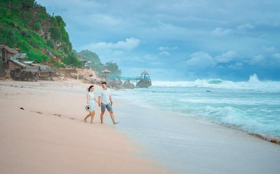 Ternyata Pantai Watulawang Punya Kisah Unik