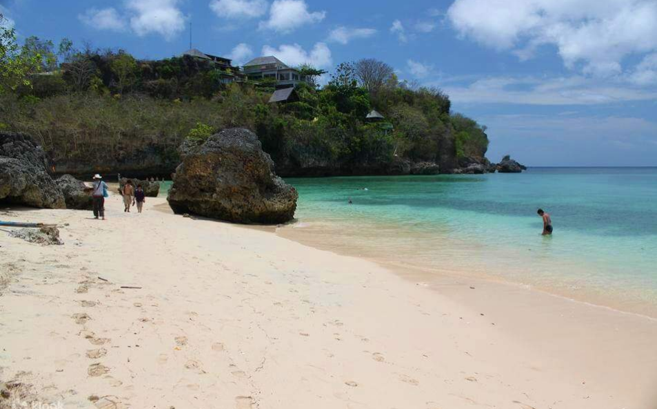 Pantai Padang Padang: Surganya Para Peselancar