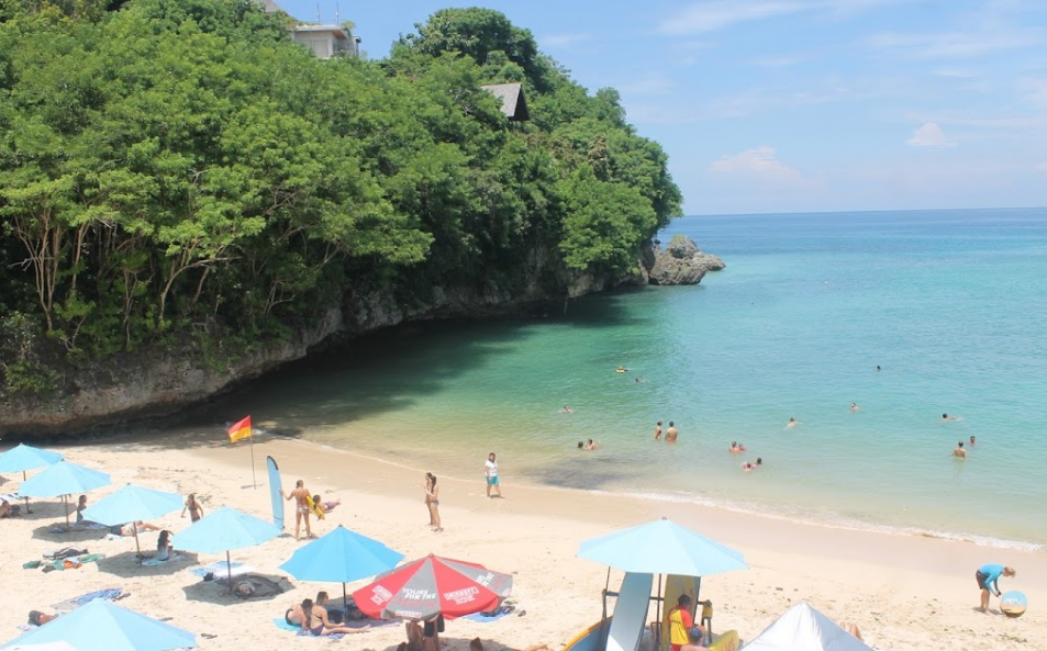 Pantai Padang Padang: Surganya Para Peselancar