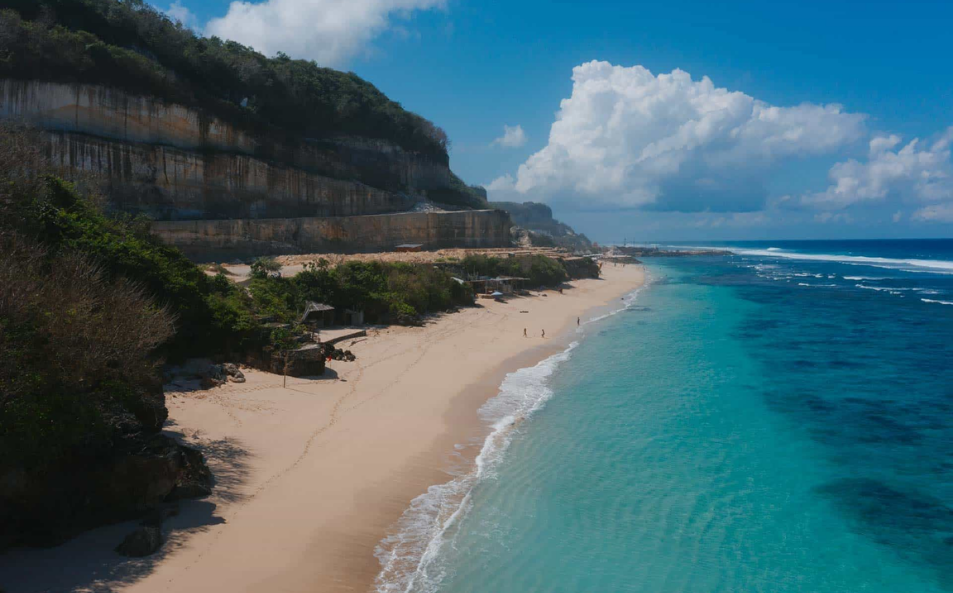 Menikmati Keindahan Alam di Pantai Melasti Ungasan