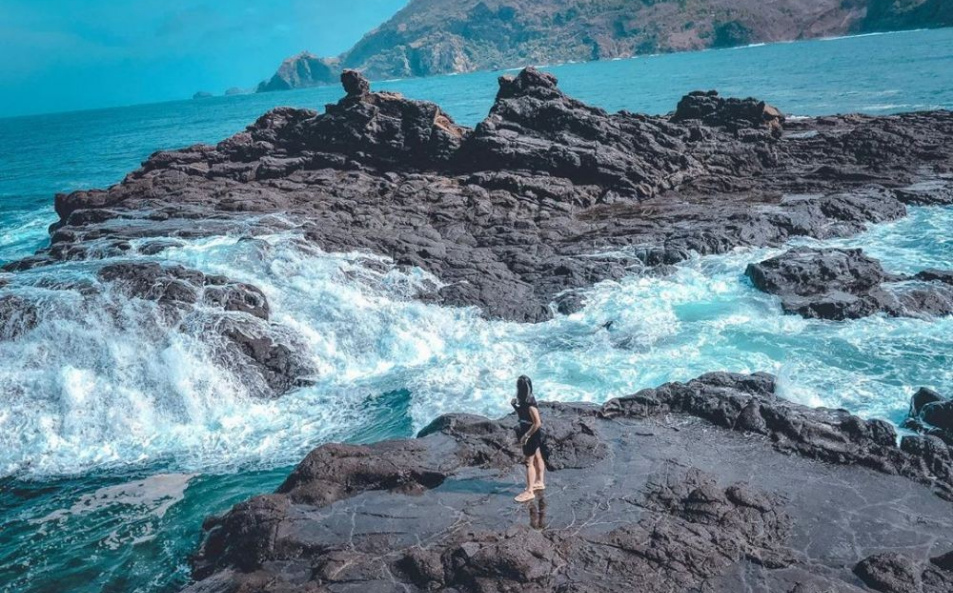 Pantai Wediombo Nikmati Tebing Karst yang Eksotis