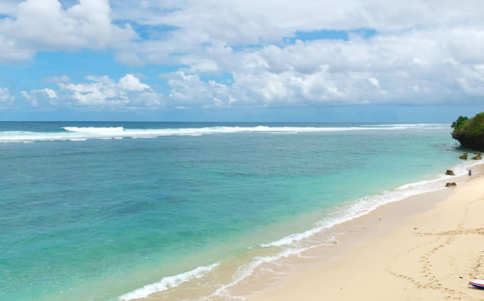 Pesona Pantai Gunung Payung: Pantai Masih Sepi Pengunjung