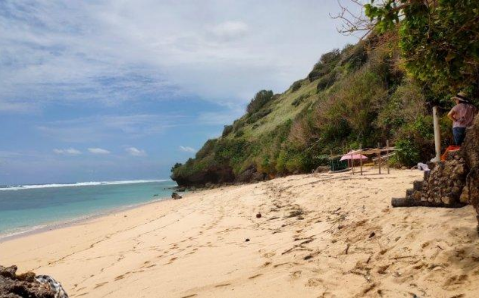 Pesona Pantai Gunung Payung: Pantai Masih Sepi Pengunjung